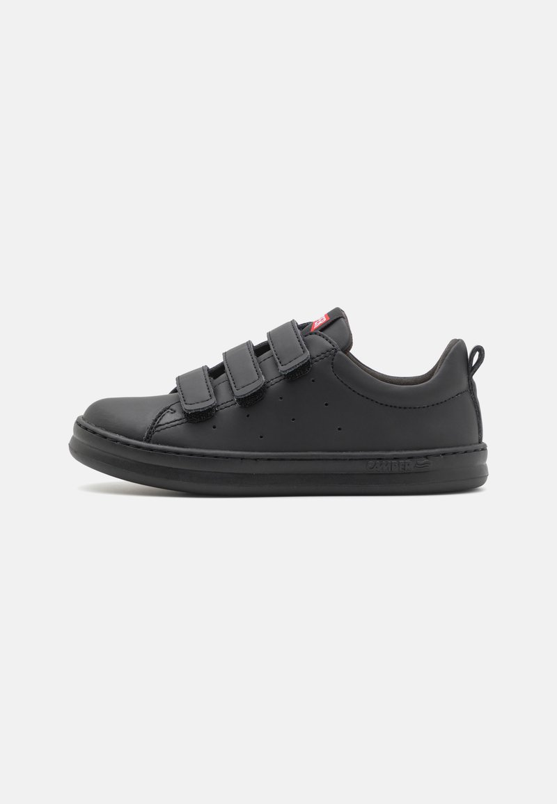 Schwarze Sneaker mit glattem Lederobermaterial, drei verstellbaren Klettverschlüssen, perforierten Details und einer flexiblen schwarzen Gummisohle.