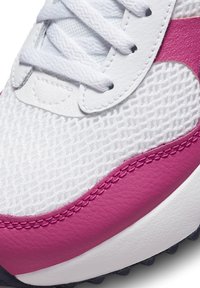Weißer Netzsneaker mit rosa synthetischen Akzenten. Verfügt über eine strukturierte Oberfläche, runde Schnürsenkel und eine Gummisohle mit einem gemusterten Profil.
