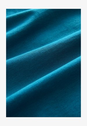 Blåt bomuldsstof med glat, blød struktur, der har blide folder og en subtil glans, som fremhæver det jævne, levende farve.