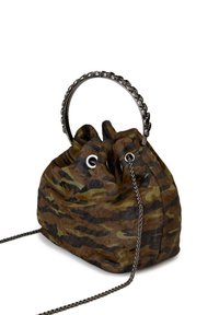Torebka w wzór kamuflażu o miękkiej, materiałowej fakturze, z metalowym łańcuszkiem jako rączką i zwijanym zamknięciem na sznurek. Wyposażona w srebrne oczka na sznurek.