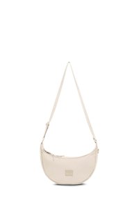 Borsa a tracolla di tessuto beige con forma curva, tracolla regolabile e tasca frontale con zip. Presenta una piccola placca con il logo sulla parte anteriore.