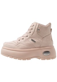 Ljusrosa ankelstövel i mocka, chunky plattformssula, rund tå, perforerade detaljer och metalliskt logotypdetalj på sidan.