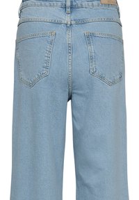 Jean en denim bleu clair à taille haute, avec deux poches arrière et un léger effet délavé. Le tissu présente une finition légèrement texturée.
