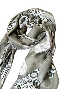 Sciarpa verde seta con vari motivi animali in bianco e nero, tra cui macchie di leopardo e forme geometriche, con una consistenza morbida.