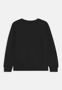Svart långärmad crewneck sweatshirt, enkel design, ribbade mudd och nederkant, sedd bakifrån mot en vit bakgrund.