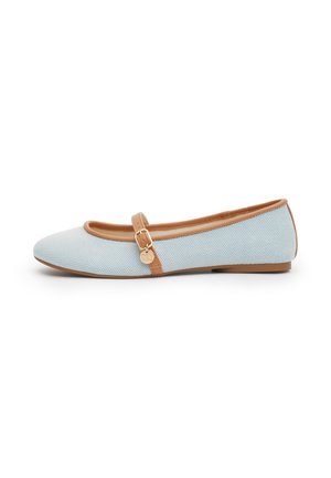 Ballerina azzurro chiaro con bordatura marrone e cinturino regolabile con un piccolo ciondolo rotondo in oro, su sfondo bianco.