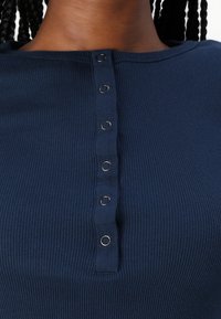 BDG Urban Outfitters DRAKE POPPER HENLEY - Top dugih rukava - pageant blue