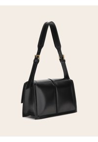 Sort læder håndtaske med struktureret form, to rum og flad bund. Har justerbar rem og hardware i guldfarve som accent.