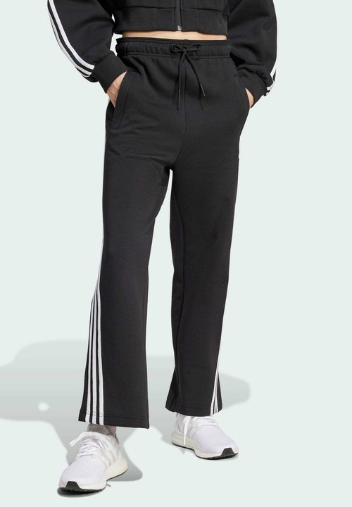 adidas Sportswear ESSENTIALS STRIPES WIDE PANT - Pantalon de surv??tement - black/white/noir 