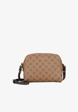 Braune synthetische Umhängetasche mit Allover-Logo-Muster, Reißverschluss und verstellbarem dunkelbraunem Riemen. Akzente aus goldfarbenem Metall.