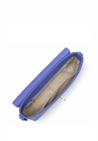 Paarse leren clutch met een gladde textuur, voorzien van een ritssluiting en een beige voering met meerdere vakken aan de binnenkant.