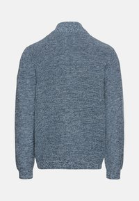 Gestreifter Pullover im blauen Mélange-Design, mit hohem Kragen und langen Ärmeln mit gerippten Bündchen und Saum. Strukturierter, weicher Stoff.