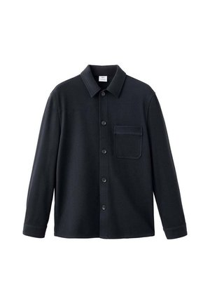 Camisa negra de botón con mangas largas, cuello con solapa, bolsillo frontal y textura suave. Fabricada con un tejido suave y duradero.
