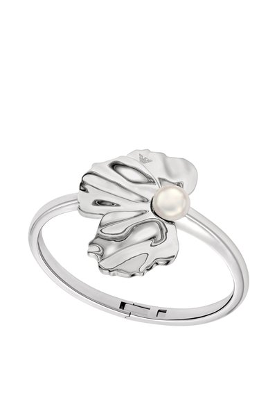 Bague en argent ornée d'un motif floral texturé, mise en valeur par une perle centrale. Anneau lisse au style minimaliste.