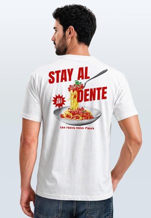 Mann mit dunklem Haar und Bart, der ein weißes T-Shirt trägt, zeigt Pasta mit roter Sauce und den Text "Stay Al Dente All Day" auf dem Rücken.