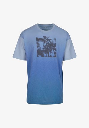 Világoskék pamut póló, amely fokozatos mintával rendelkezik, rövid ujjú és egy sötét, nyomtatott pálmafa grafika van az elején.