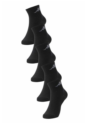 Cinci perechi de șosete negre până la gleznă, fiecare având un mic logo gri pe gleznă, afișate în aranjament vertical decaladat.