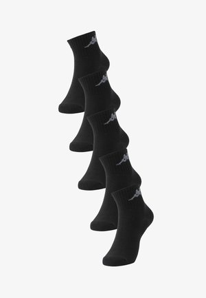 Viisi paria mustia nilkkasukkia, joissa on pieni harmaa logo nilkan kohdalla, esitettynä porrastetussa pystysuorassa järjestyksessä.