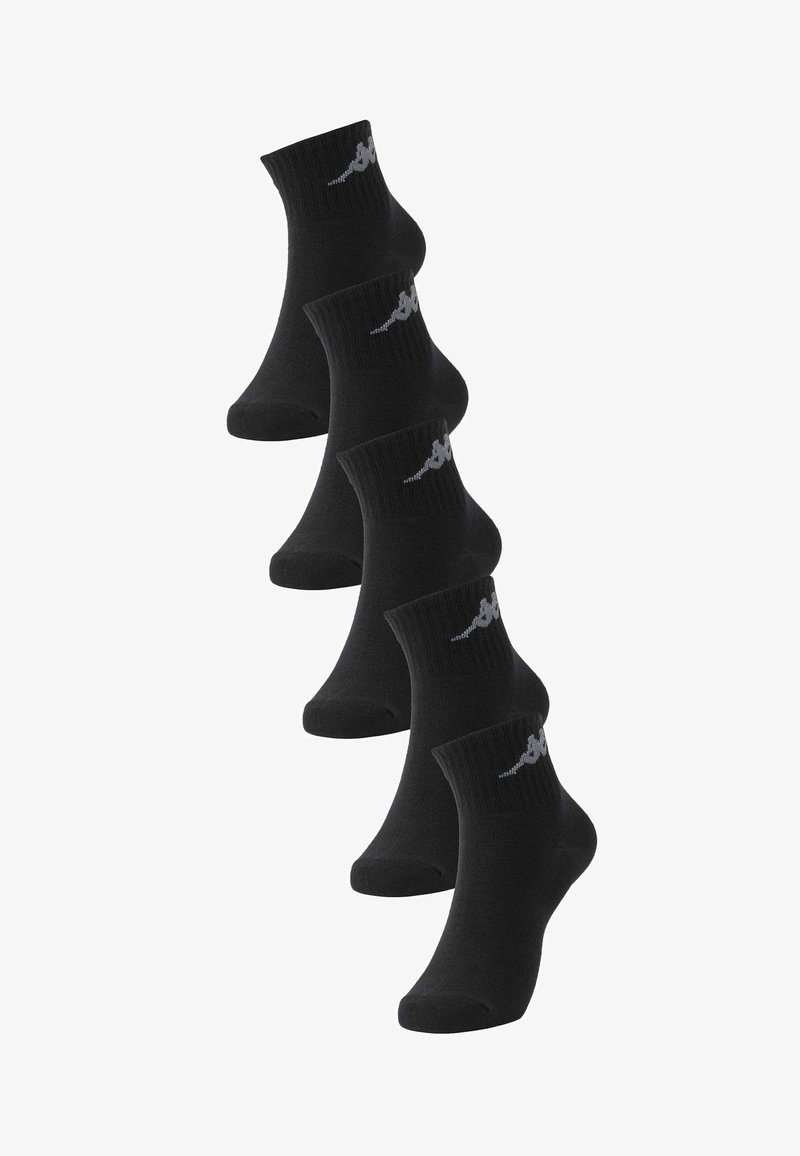 Cinq paires de chaussettes noires montantes avec un petit logo gris sur la cheville, disposées en hauteur décalée.