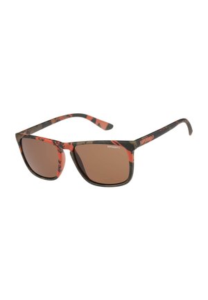 Rechteckige Sonnenbrille mit braunen Gläsern und einem Camouflage-Muster in Schwarz, Grün und Orange, mit Superdry-Logo an den Bügeln.