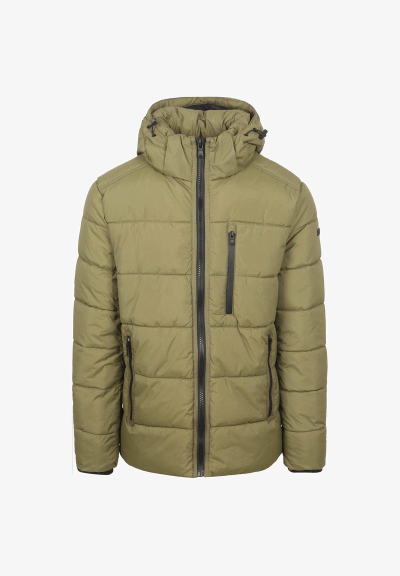 Pufferjack in olijfgroen met een ritssluiting aan de voorkant, afneembare capuchon en twee zijzakken. Heeft een borstzak met ritssluiting.