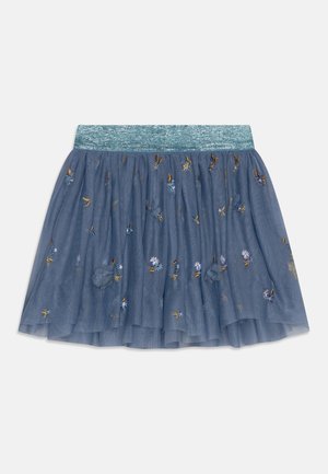 Blauwe tule rok met een glinsterende teal tailleband, versierd met geborduurde bloemen in tinten blauw en goud. Fluffy, gelaagd design.