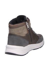 Sneakers alte in suede grigio e marrone con materiale sintetico. Tra le caratteristiche ci sono una cerniera laterale e una suola bianca texturizzata.