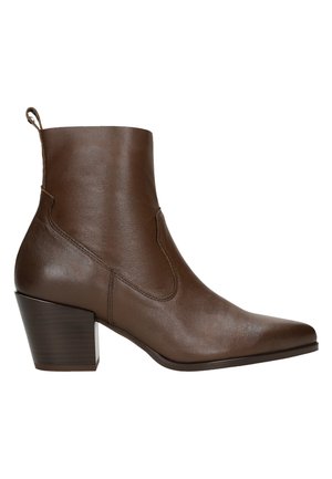 Bottines en cuir marron avec un bout pointu et un talon bloc. Comprend des panneaux élastiques sur les côtés et une languette pour un enfilage facile. Texture lisse.