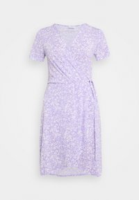 Robe portefeuille lavande à manches courtes, présentant un imprimé floral blanc. Confectionnée en tissu doux, elle comporte une ceinture à la taille et un décolleté en V.