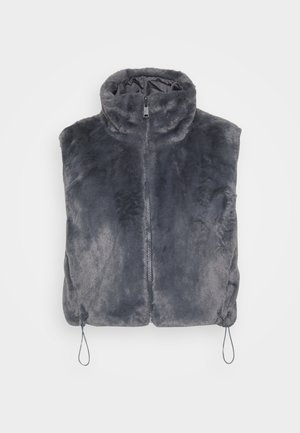 Grijze nep bont vest met hoge kraag, frontale rits en verstelbare trekkoorden aan de onderrand. Zachte, pluche textuur; mouwloos ontwerp.