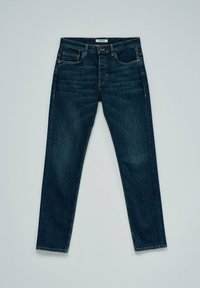 Jeans ajustados de color azul oscuro con bolsillos frontales, cierre de botón y ligeros detalles de desgaste, dispuestos planos sobre un fondo gris claro.