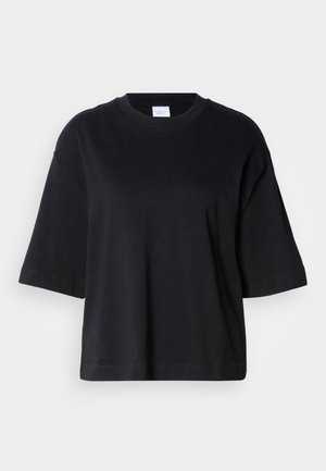 Czarny bawełniany t-shirt z krótkim rękawem i okrągłym dekoltem, o luźnym kroju i prostej linii dołu, gładkiej fakturze, z minimalną ilością detali.