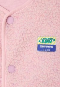 Różowa, teksturowana kurtka z mikrofibry o miękkim wykończeniu, z jasnoróżowym obszyciem, okrągłymi guzikami i wielokolorową naszywką z logo marki.