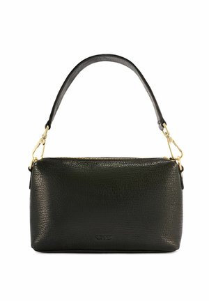 Czarna torebka ze skóry z fakturą, z jednym górnym suwakiem i odpinanym paskiem przymocowanym złotymi okuciami na białym tle.