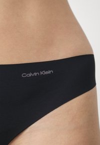 Calvin Klein Underwear THONG INVISIBLES 5 PACK - String - black/cavernstone/grysand/subd/cedar