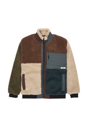 Chaqueta de forro polar en marrón, verde, beige y azul oscuro. Presenta un cierre frontal de cremallera, cuello alto y múltiples bolsillos con parche en diversas texturas.