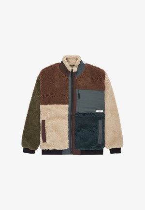 Chaqueta de forro polar en marrón, verde, beige y azul oscuro. Presenta un cierre frontal de cremallera, cuello alto y múltiples bolsillos con parche en diversas texturas.
