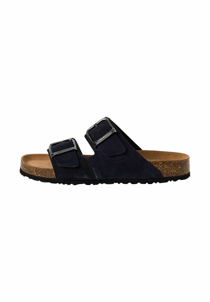 Sandalo in suede blu navy con due fibbie metalliche regolabili, soletta in sughero e suola in gomma testurizzata. Design con retro aperto per un facile indossamento.