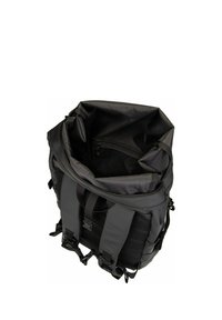 Mochila negra con un diseño de rollo en la parte superior, correas ajustables, tejido exterior texturizado y un bolsillo interior con cremallera.