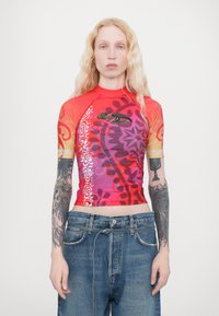 Paolina Russo SHORT SLEEVE RASH GUARD - Potiskana majica - cherry