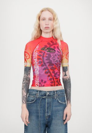 SHORT SLEEVE RASH GUARD - T-shirt estampada - cherry