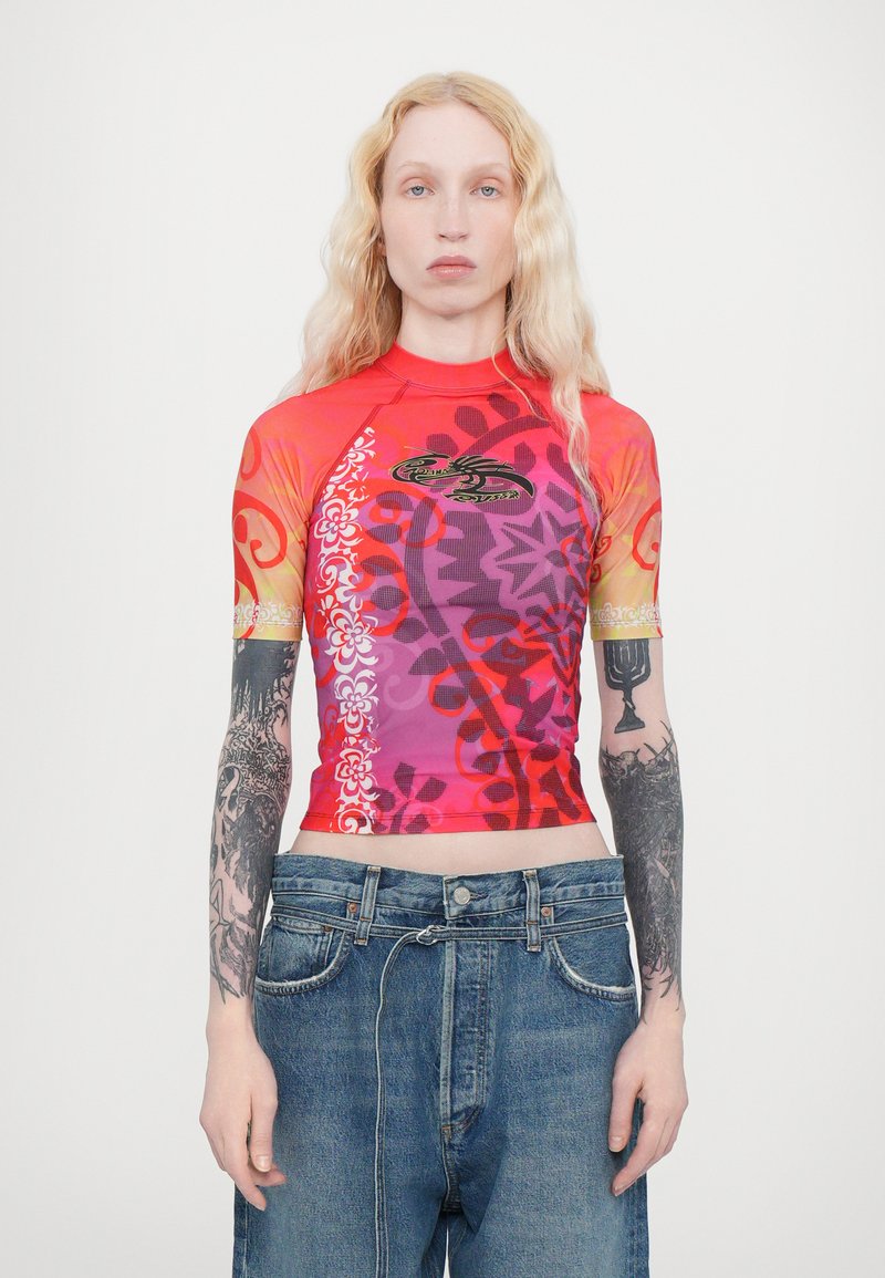 Paolina Russo SHORT SLEEVE RASH GUARD - Majica kratkih rukava s printom - cherry