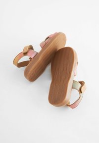 Sandali multicolori con cinturini rosa, oro e verde, suole in gomma testurizzata e chiusura in velcro per una vestibilità sicura.