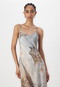 Abito in satin a fiori con scollatura a V, spalline sottili regolabili, tonalità beige e grigie, caratterizzato da diversi motivi floreali e una consistenza liscia.