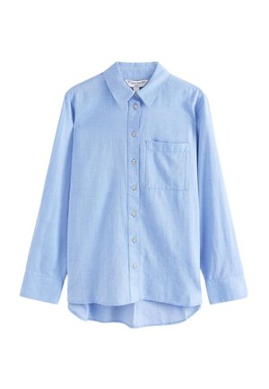Camicia azzurro chiaro a maniche lunghe con bottoni, colletto appuntito e taschino frontale sul petto, mostrata su sfondo bianco.