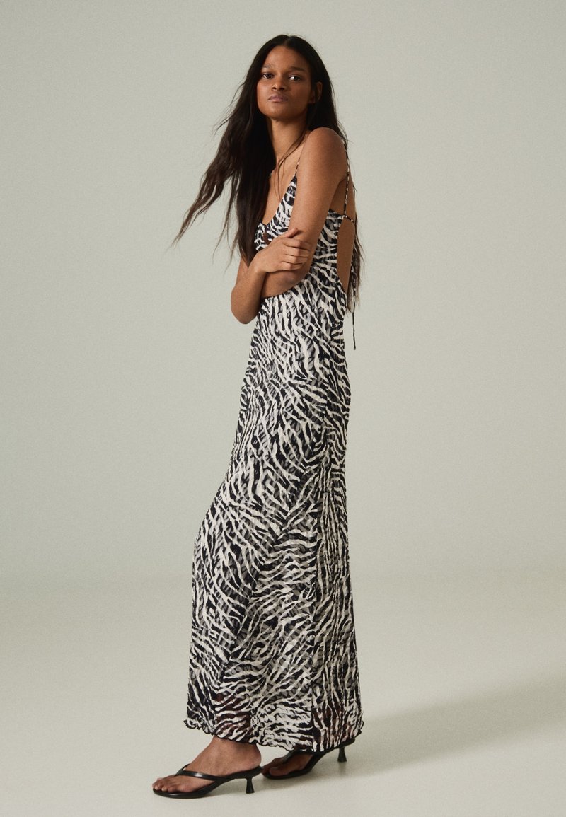 Bershka PRINTED STRAPPY - MIDI DRESS - Maxi dress