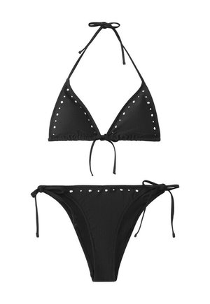 Bikini noir deux pièces avec haut triangle et bas à nouer sur les côtés, tous deux ornés de petits clous argentés le long des bords.