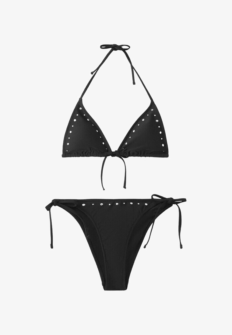 Schwarzer zweiteiliger Bikini mit Triangel-Oberteil und seitlich gebundener Hose, beide mit kleinen silbernen Nieten entlang der Kanten.