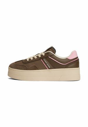 Braune Sneaker mit einem glatten Lederobermaterial, Wildlederspitze, beiger Gummisohle und rosa Akzenten. Ausgestattet mit runden Schnürsenkeln.