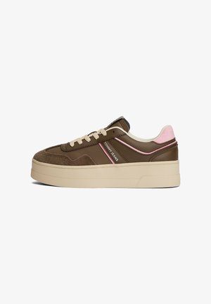 Sneaker marrone con tomaia in pelle liscia, punta in suede, suola in gomma beige e strisce di accento rosa. Progettato con lacci tondi.